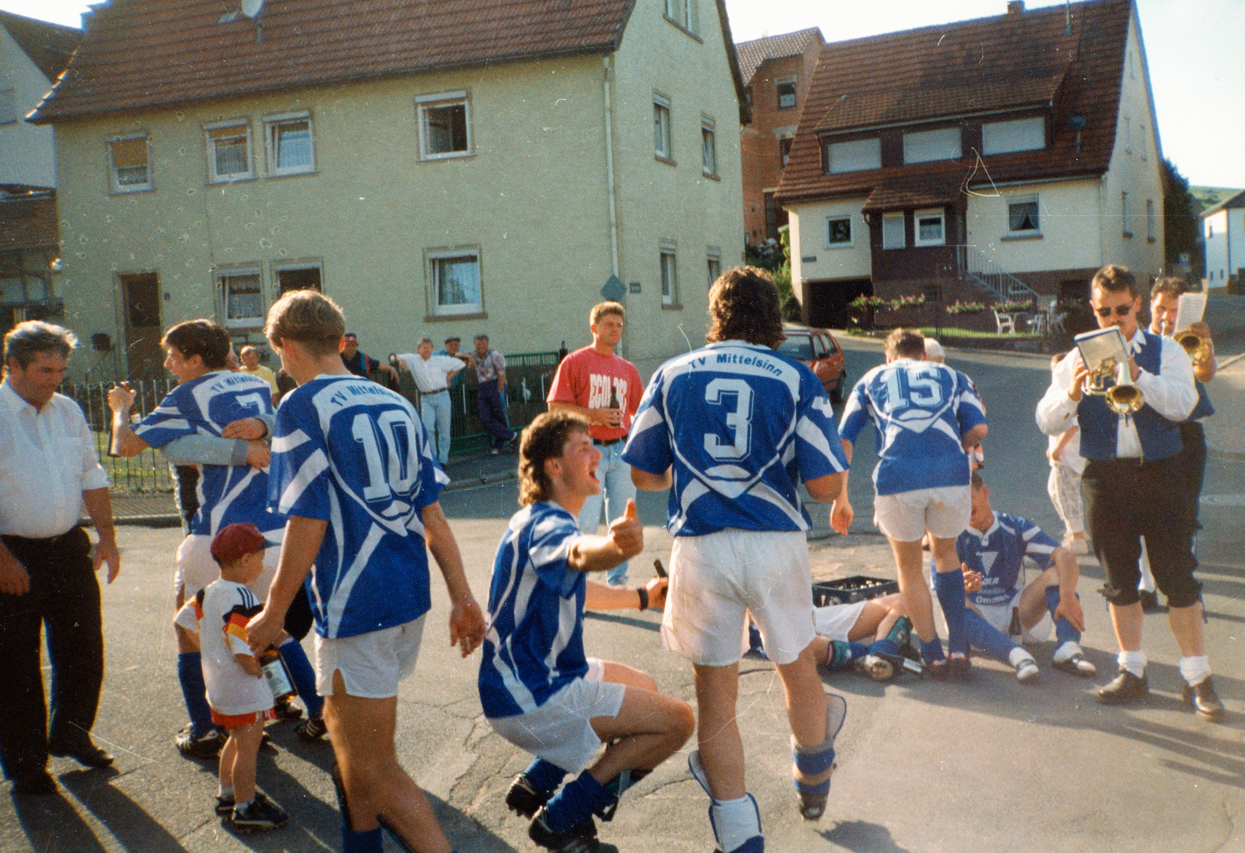 Die Fußballer des TVM feiern den Aufstieg am 28.5.1995
